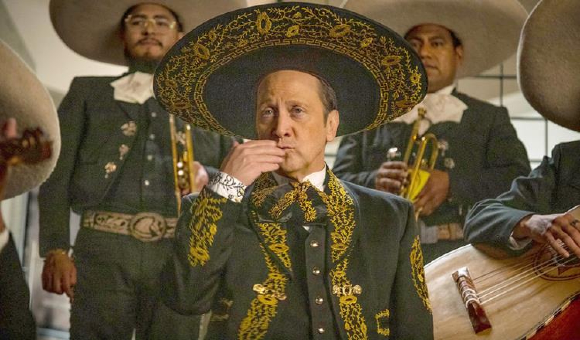 Resurge vídeo de Rob Schneider cantando 'La Bikina' e internet queda fascinado