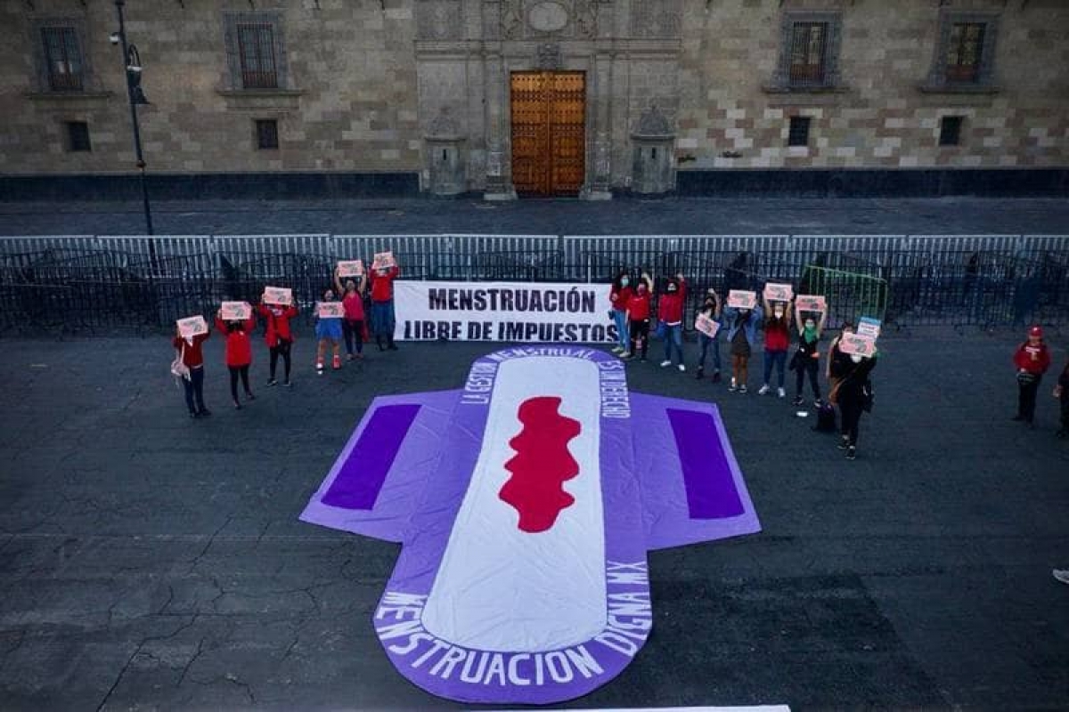 Mujeres marchan para exigir #LeyDeMenstruaciónDigna y eliminar IVA a toallas y tampones
