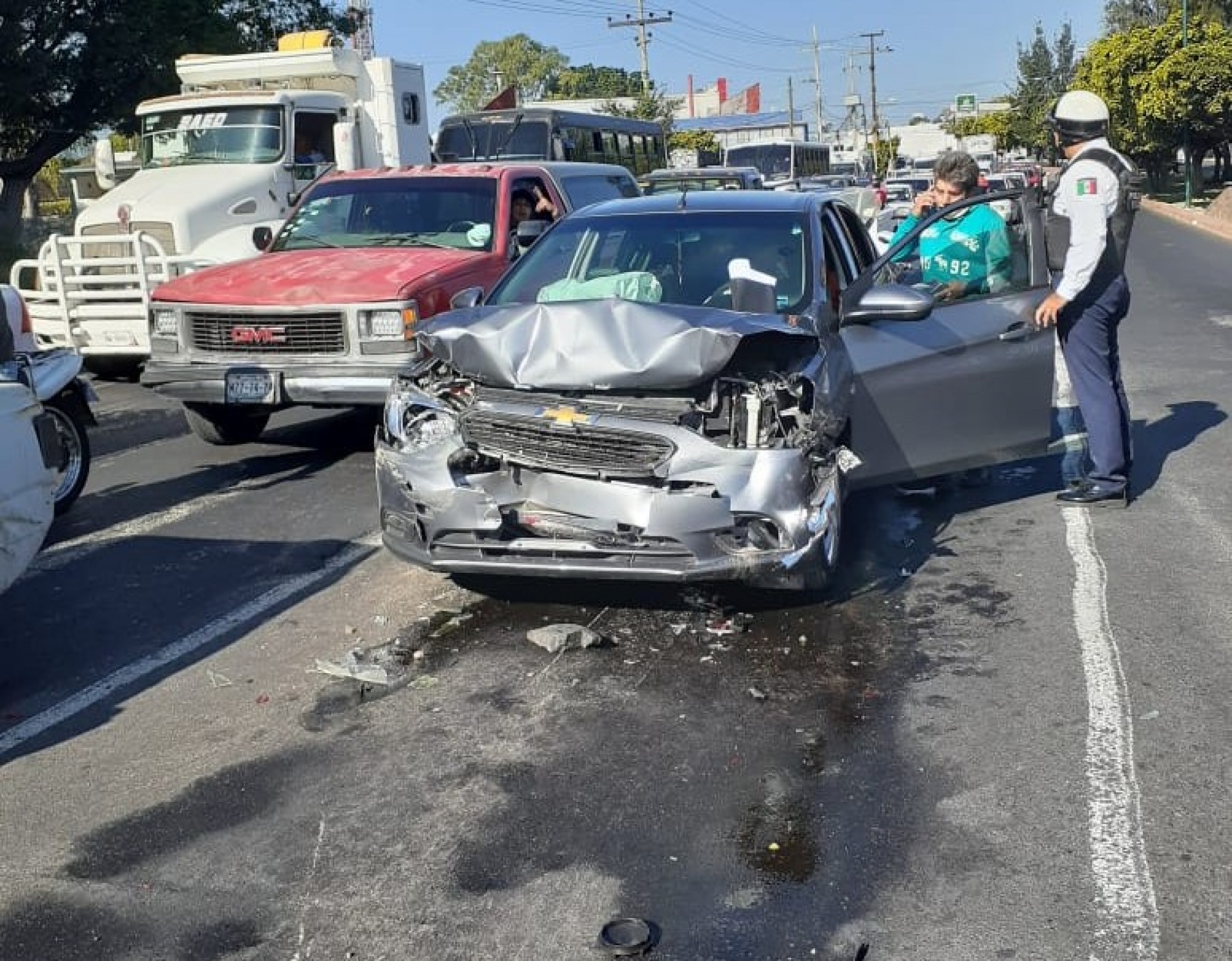 Apoya PC Cuernavaca a lesionados en accidente, en bulevar Cuauhnáhuac