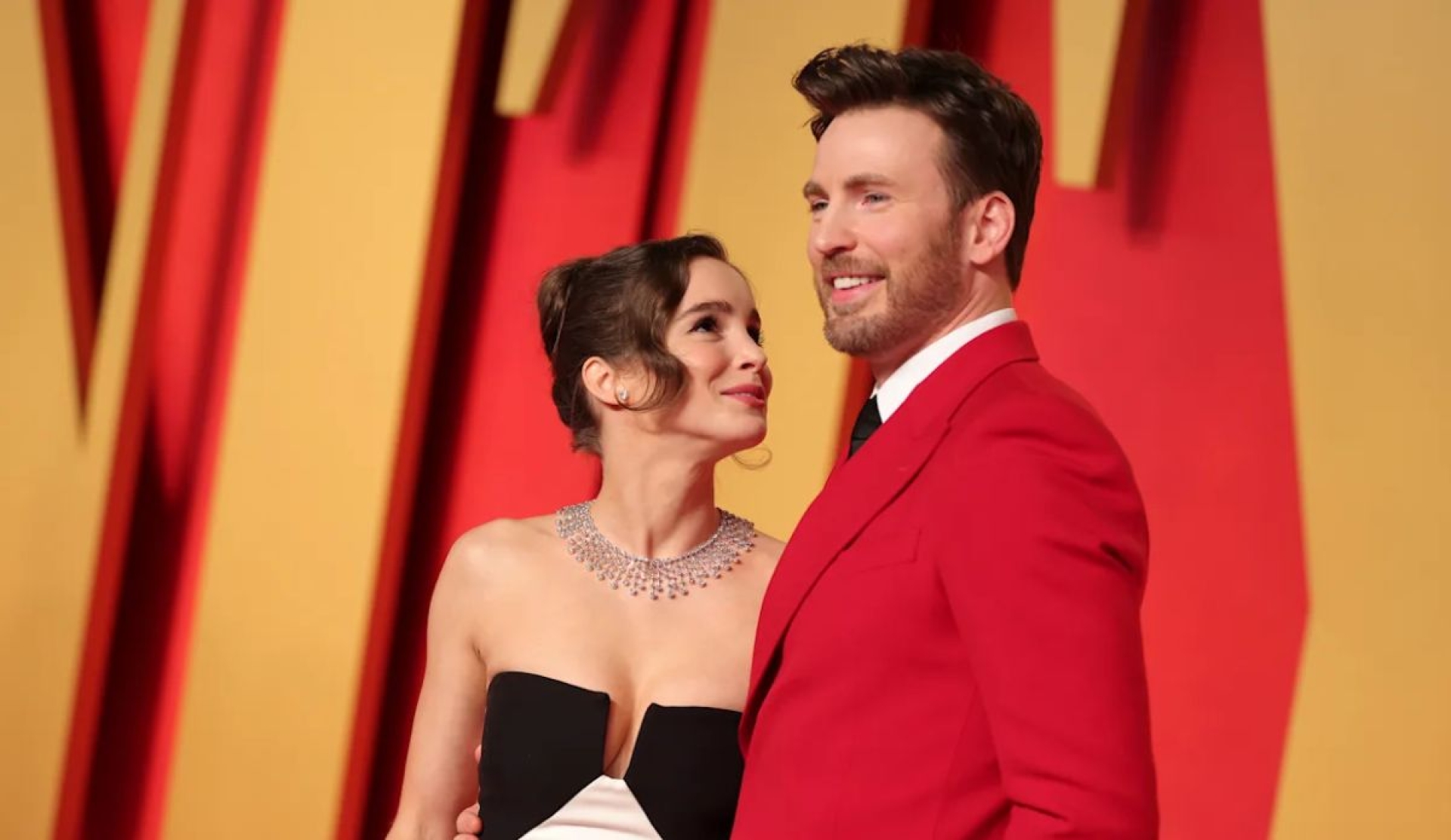 Chris Evans y Alba Baptista celebran el nacimiento de su primer hijo