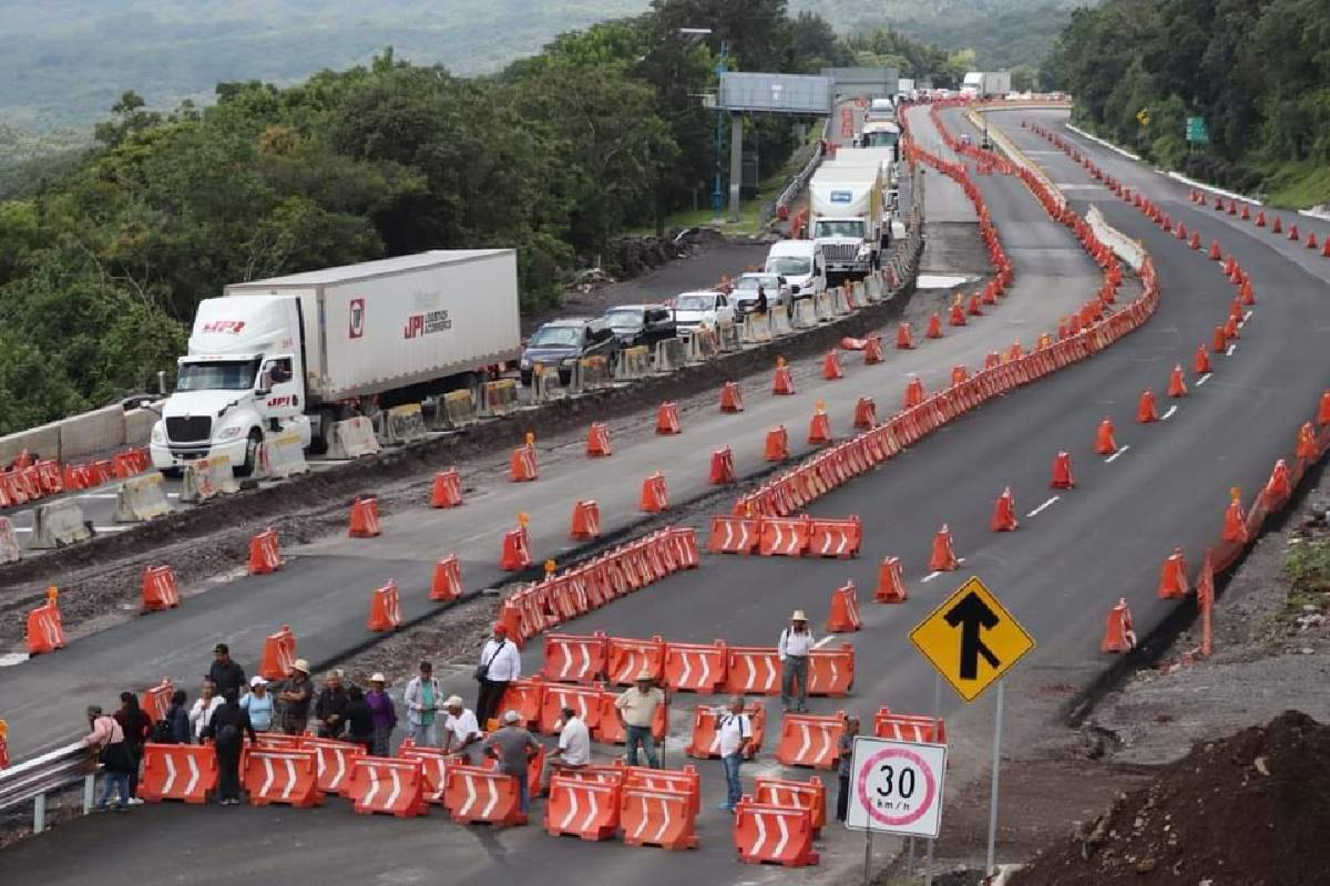 Mantendrán bloqueos intermitentes de la autopista La Pera-Cuautla