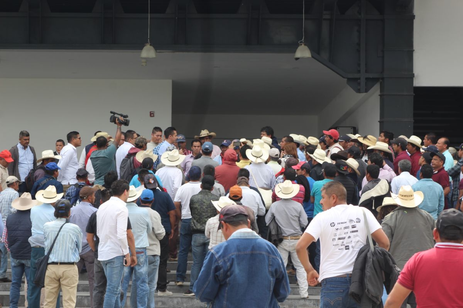 Regresan al Congreso pobladores de Tetela del Volcán