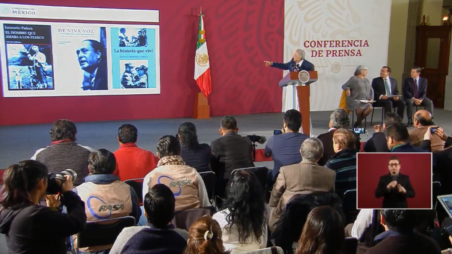 ¿Fan de la lectura? AMLO te recomienda estos tres libros para el Buen Fin