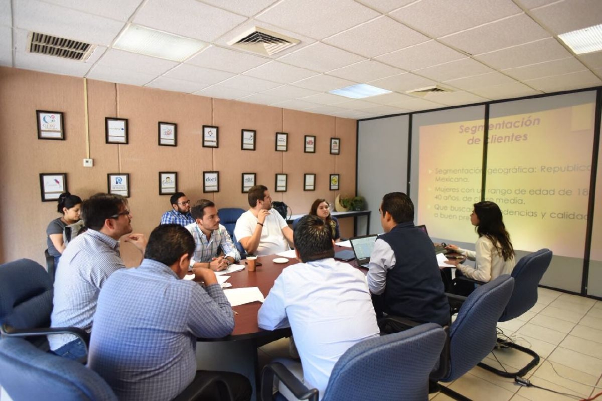 Evalúan proyectos de jóvenes emprendedores