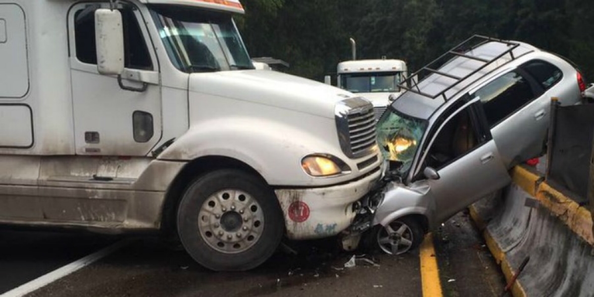 Chocan tráiler y camioneta en la autopista México-Cuernavaca