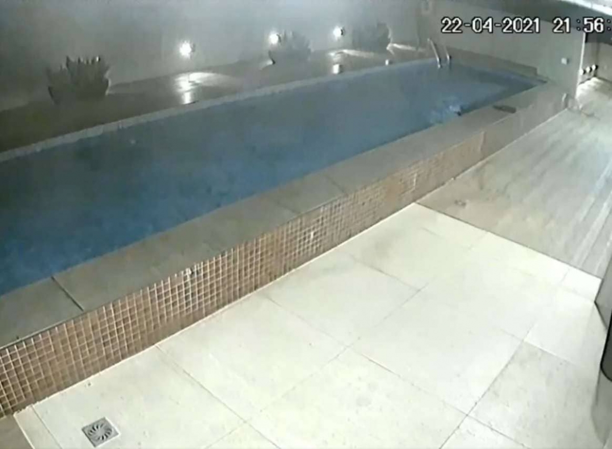 Piso de alberca se derrumba e inunda estacionamiento subterráneo