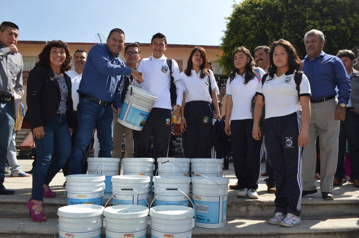 El diputado Javier Montes Rosales entregó pintura a escuelas del XVII distrito