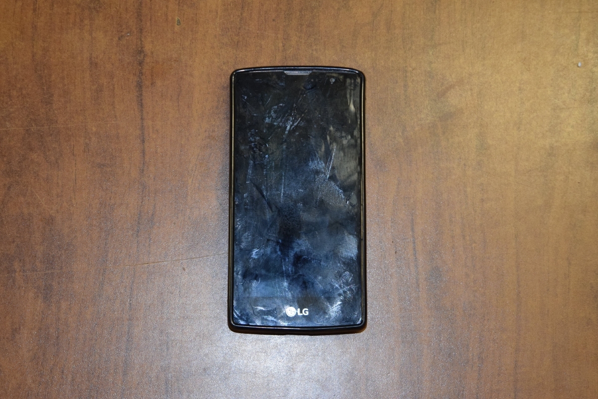 Intentó arrebatarle su teléfono a una mujer