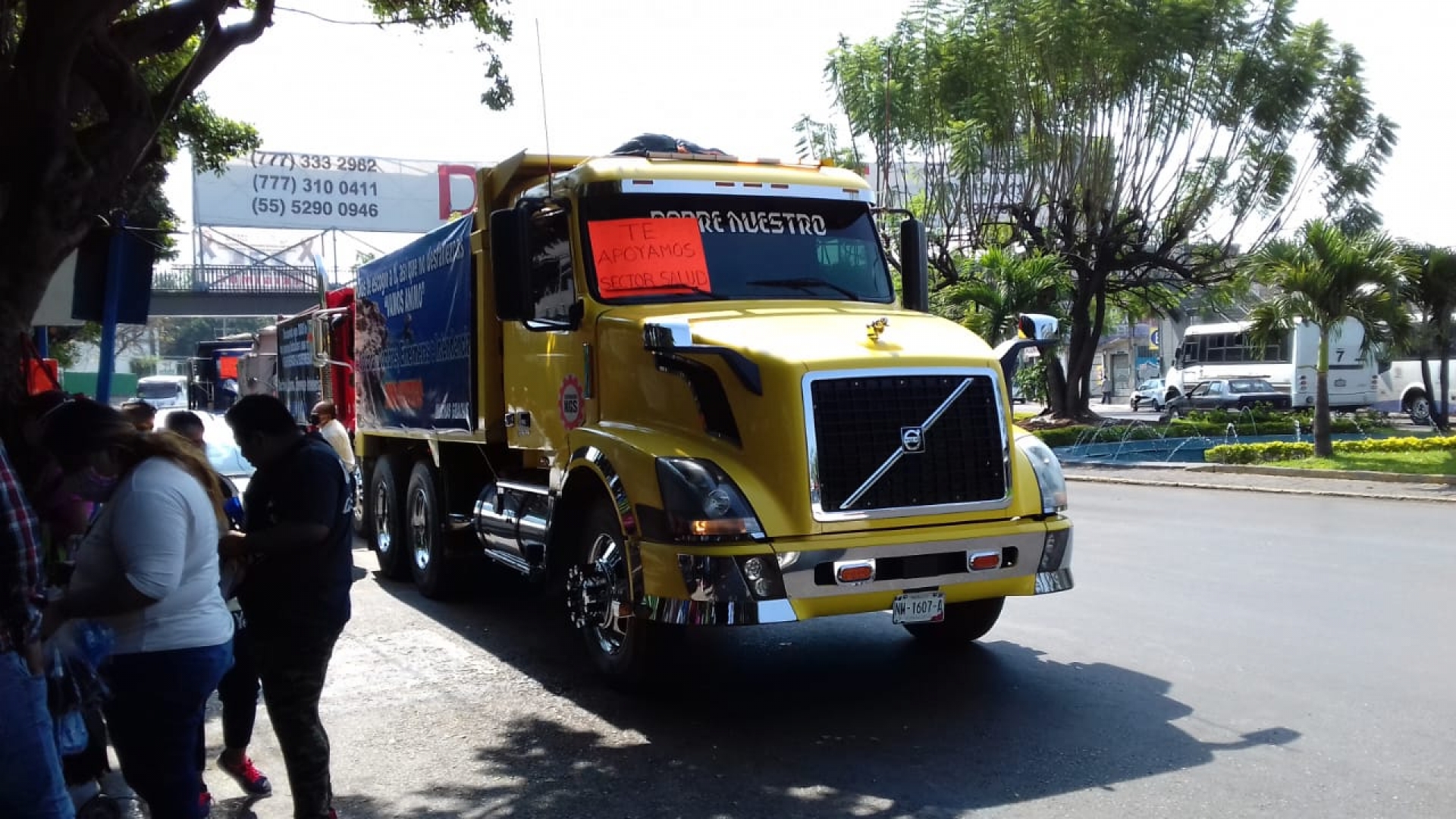 Expresa NGS apoyo al personal de salud, frente al hospital del IMSS en Cuernavaca
