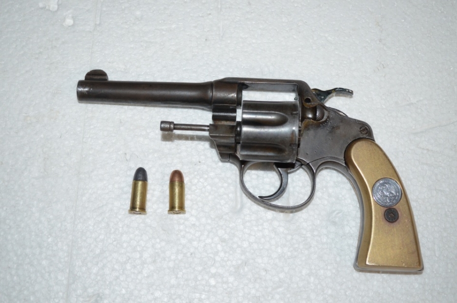 Le encontraron un revolver entre sus pertenencias