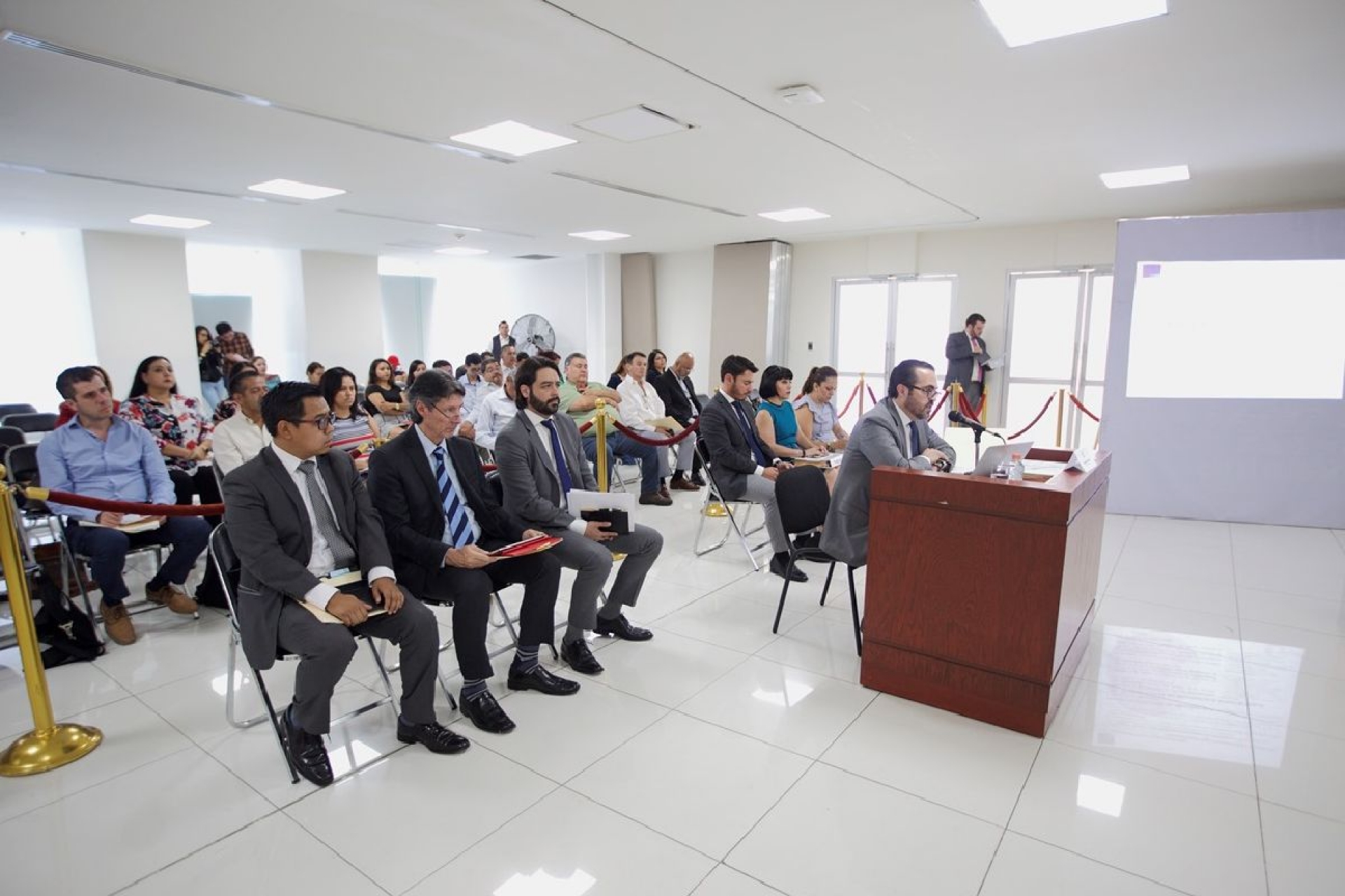 Nuevos conflictos paralizan actividad legislativa