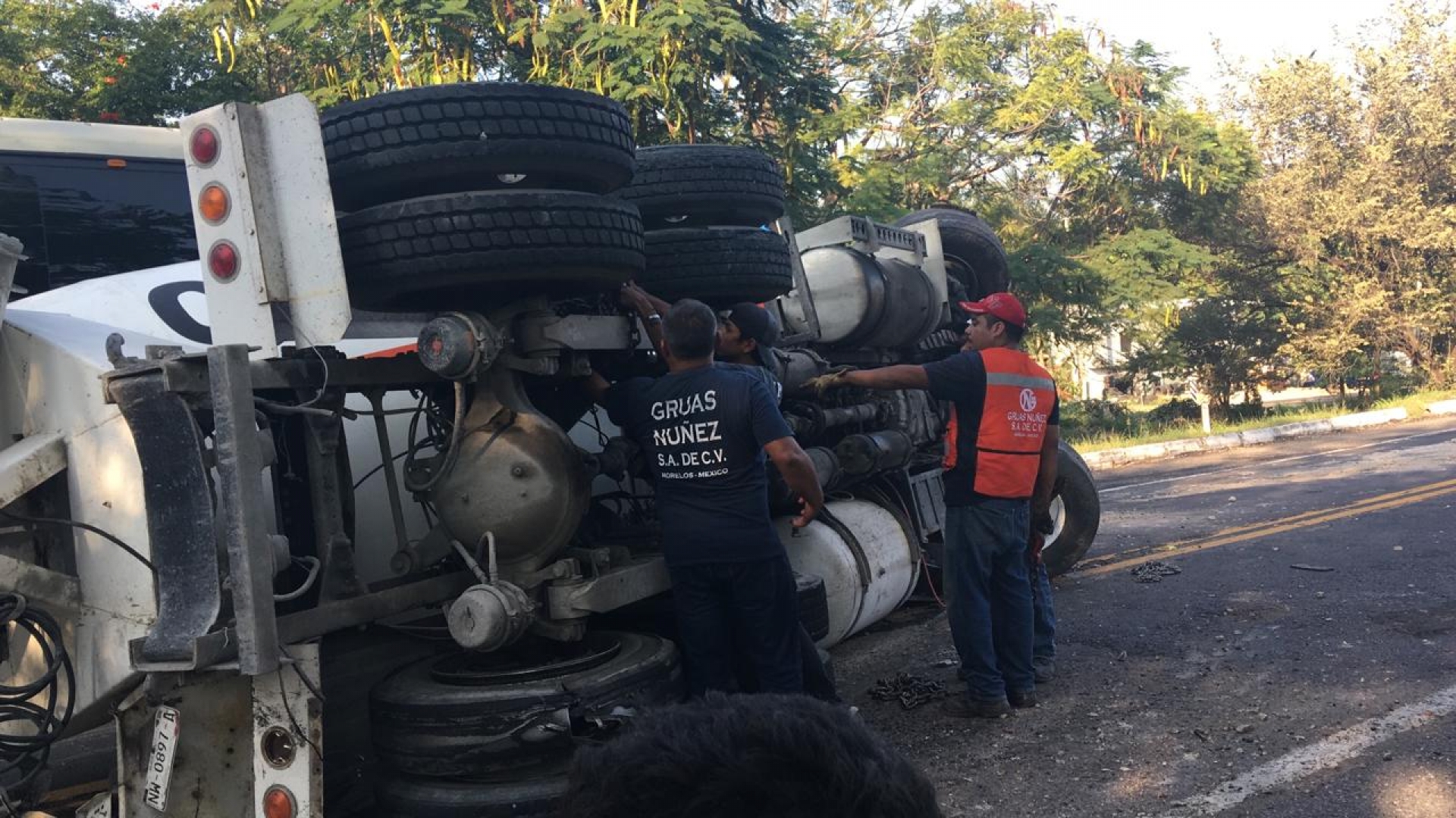 Daños materiales tras volcadura de camión, en San Gabriel Las Palmas