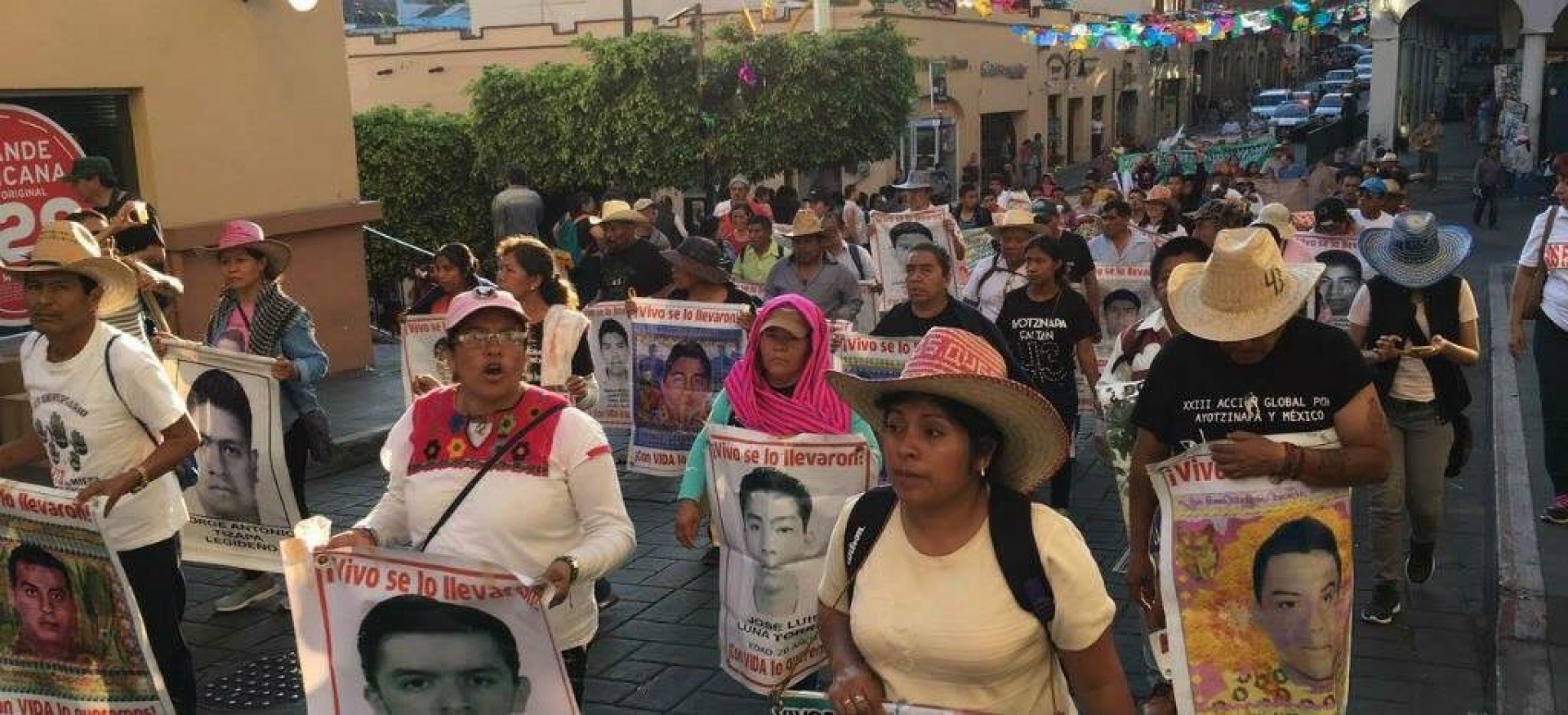 Padres de normalistas de Ayotzinapa se manifestaron en Morelos