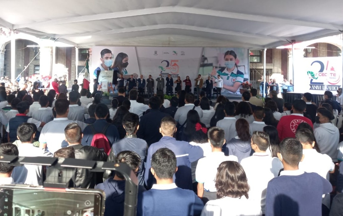 Felicita Cuauhtémoc Blanco a CECyTE Morelos por cumplir 25 años formando profesionistas