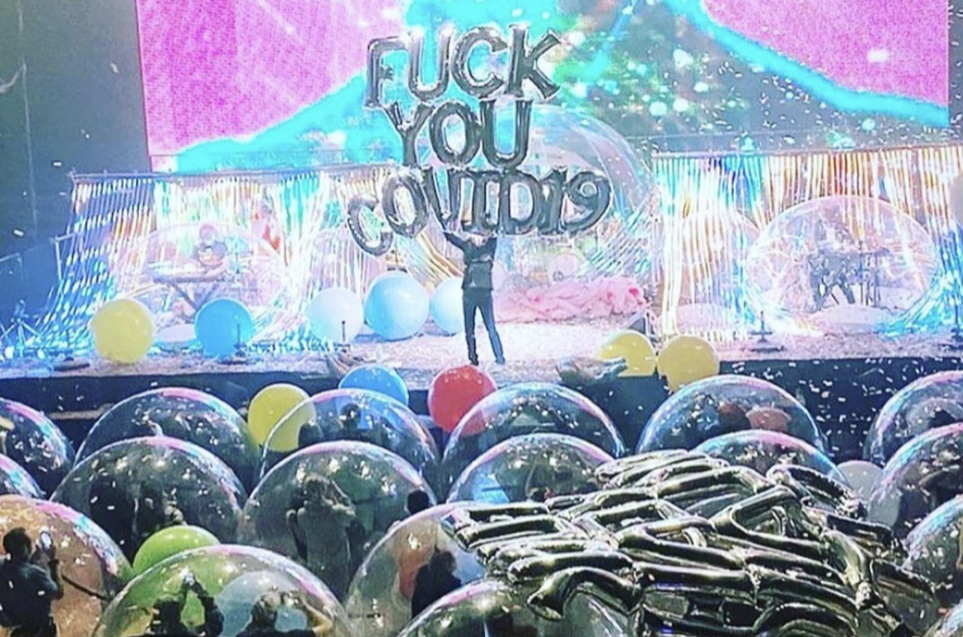 Por fin se hizo: The Flaming Lips dio un concierto con el público en burbujas de plástico