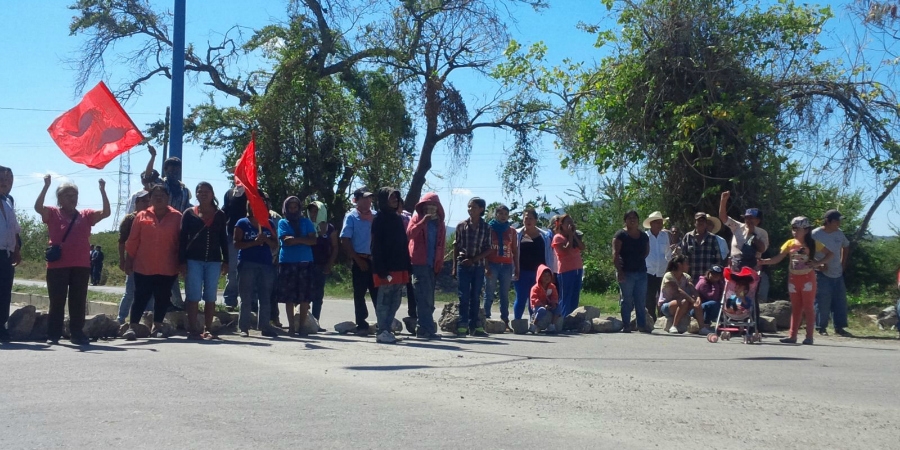Bloquean integrantes del FPR la carretera Cuautla-Zacatepec; exigen la liberación de uno de sus compañeros