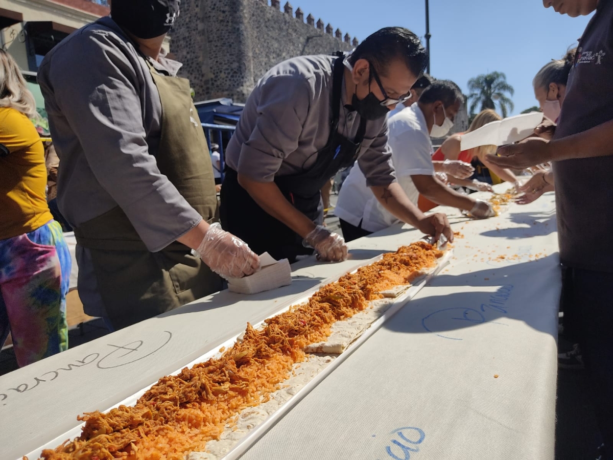 Elaboran 'mega taco acorazado' de 70.4 metros de largo, en Cuernavaca
