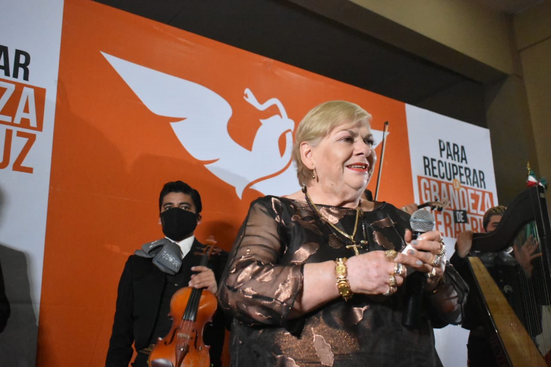 Paquita la del Barrio ya es precandidata a diputada en Veracruz