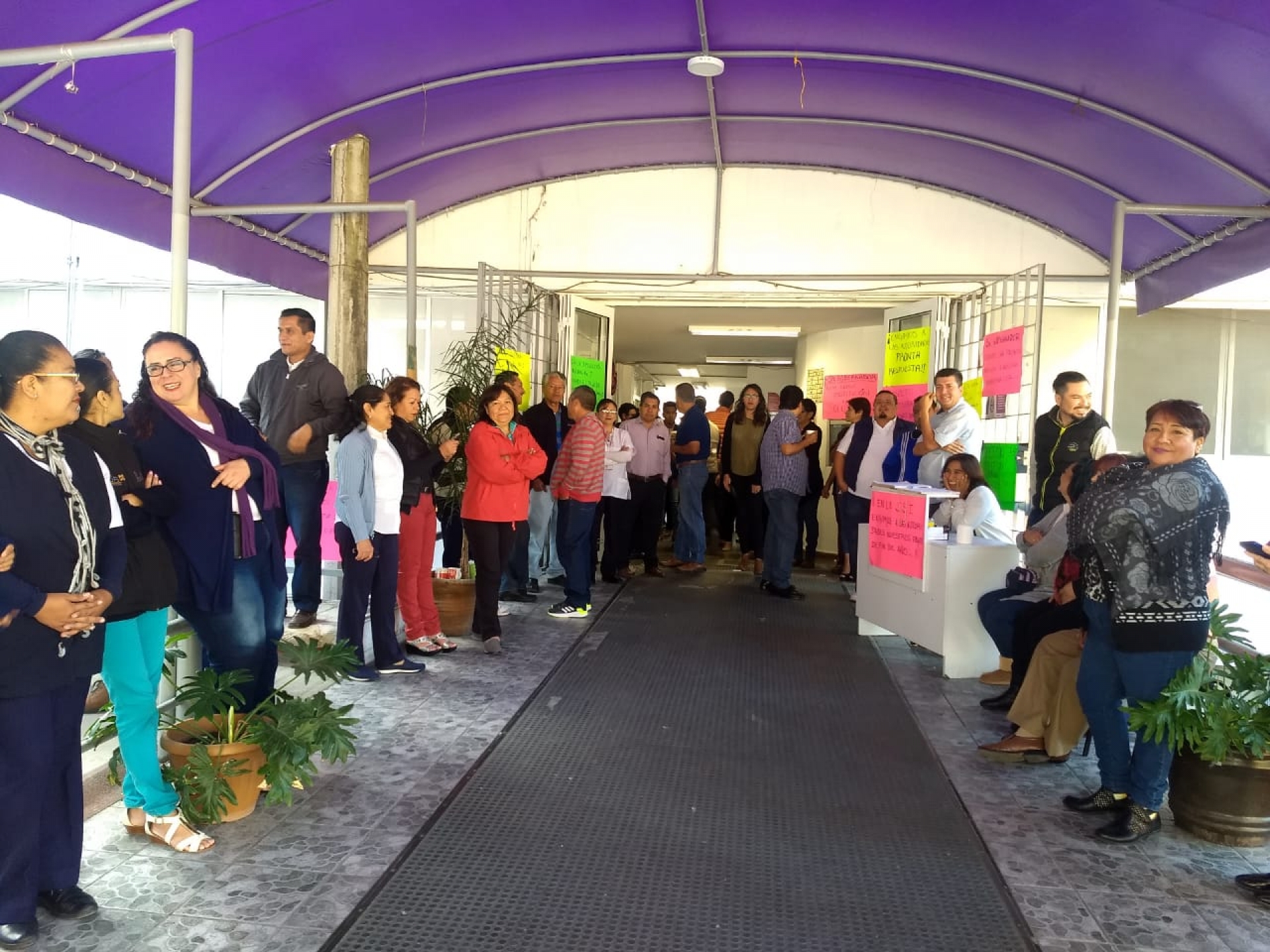 Continúa paro de brazos caídos de trabajadores de Salud