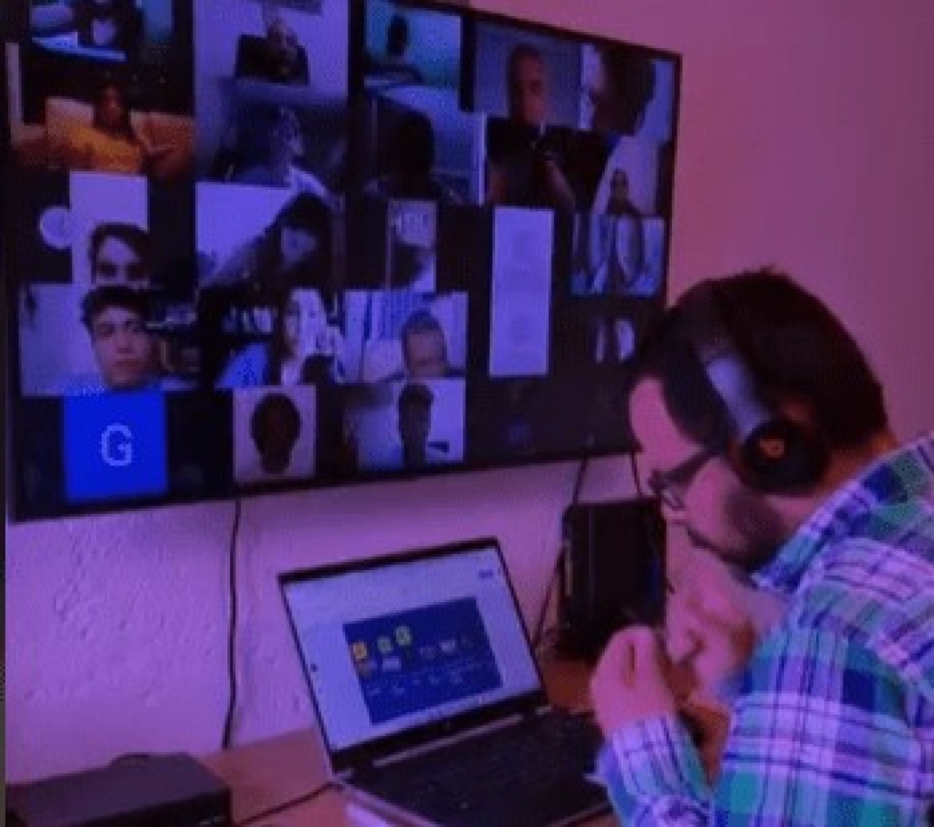 Maestro saluda a sus alumnos como "Sonidero" en clase virtual