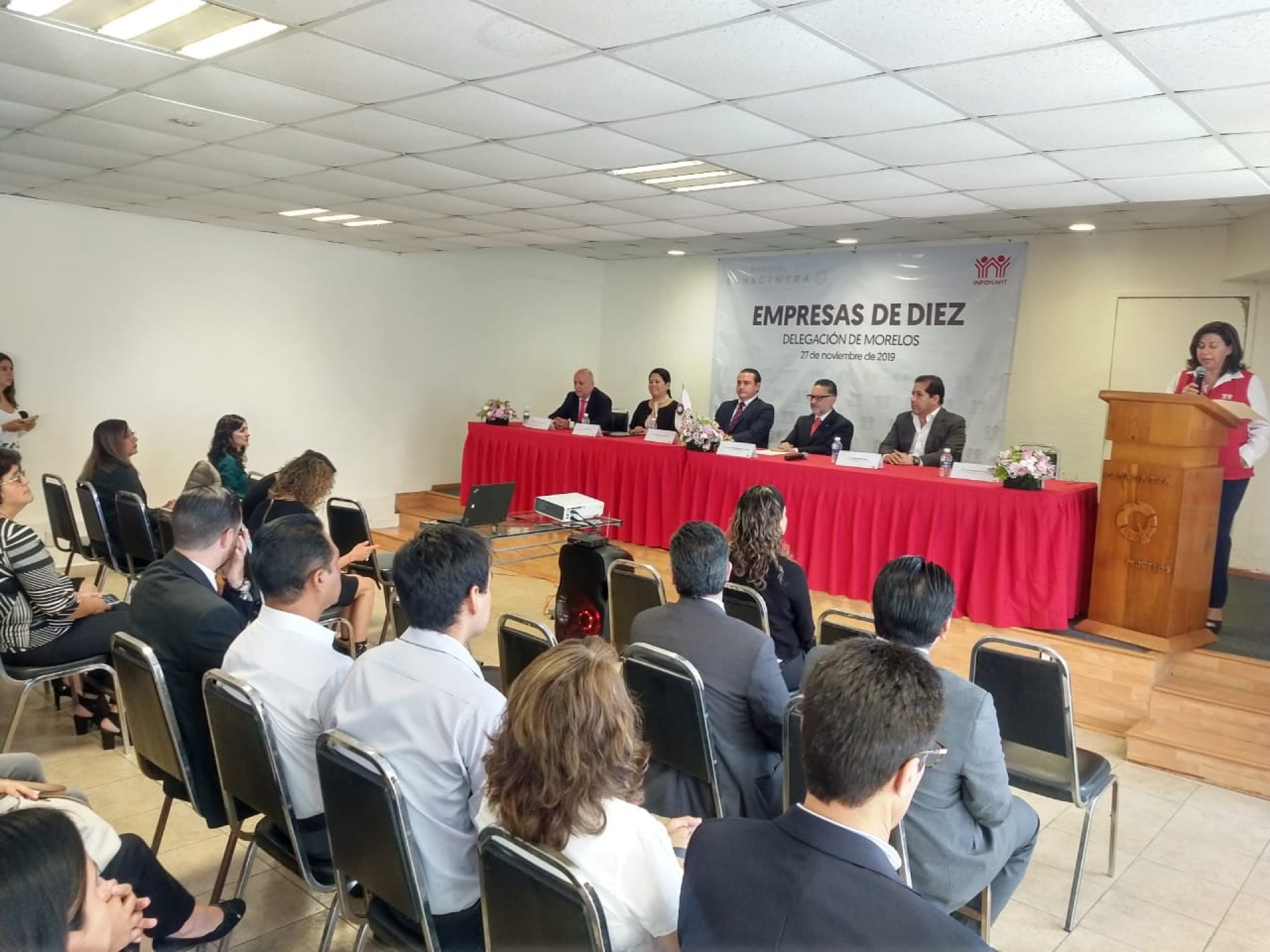 Entregan Canacintra e Infonavit reconocimientos a 'Empresas de Diez'