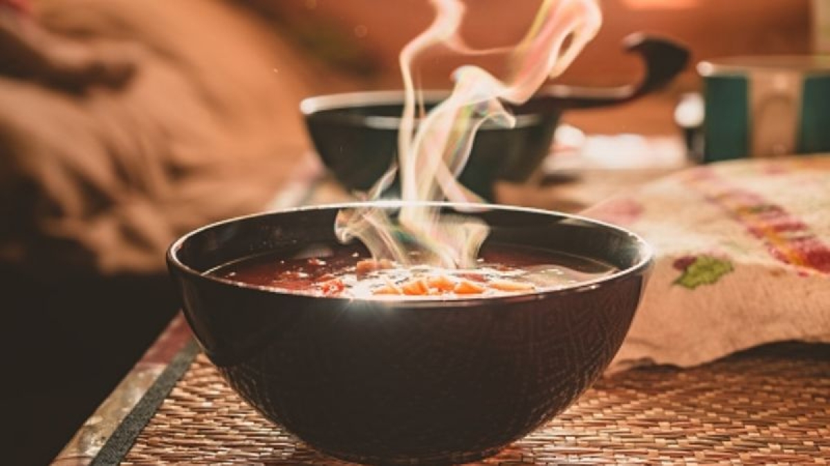 Cena al estilo mexicano: sopa de nopales con elote ¡descubre la receta!