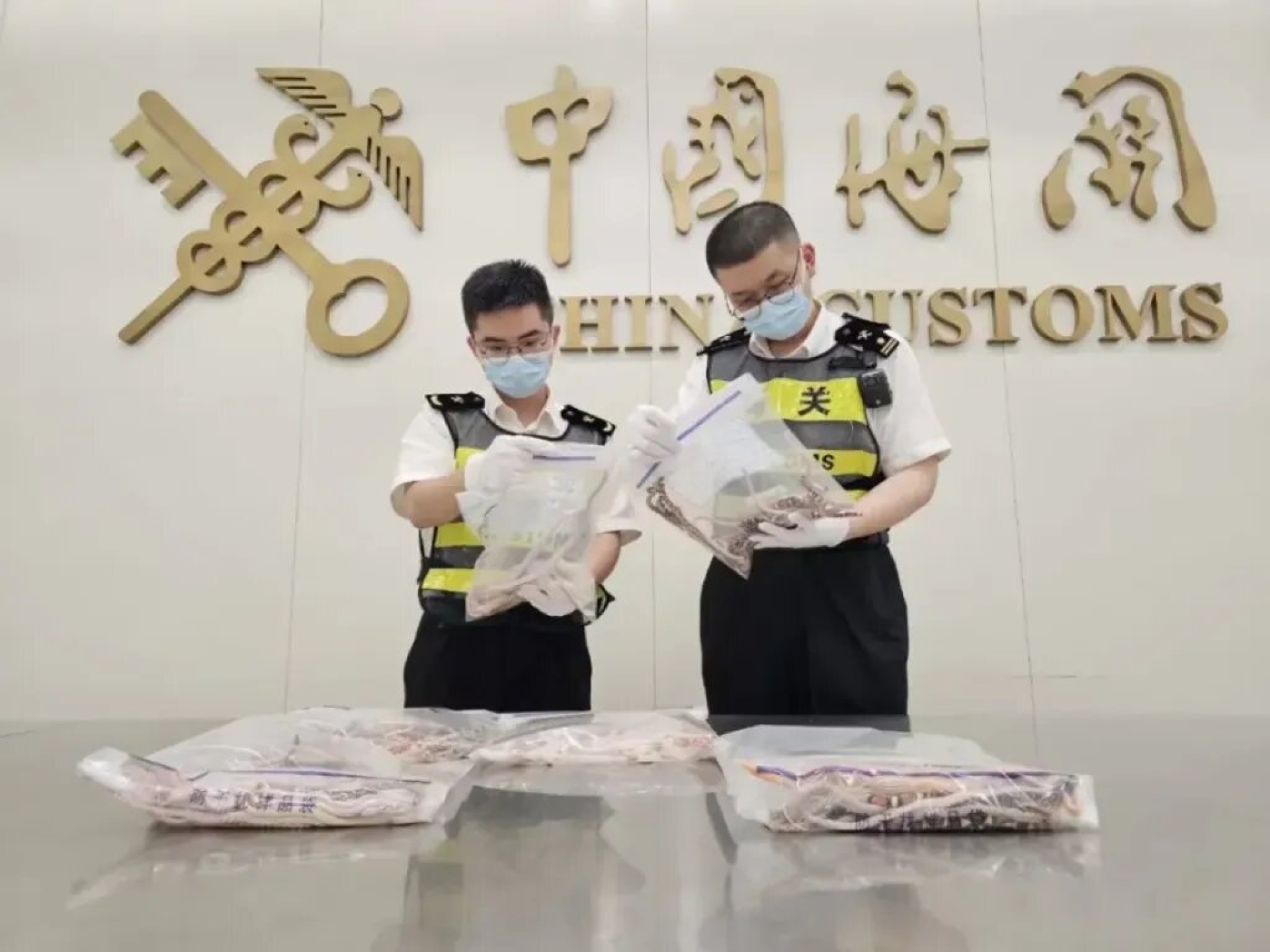 Detienen en China a hombre con más de 100 serpientes en los pantalones