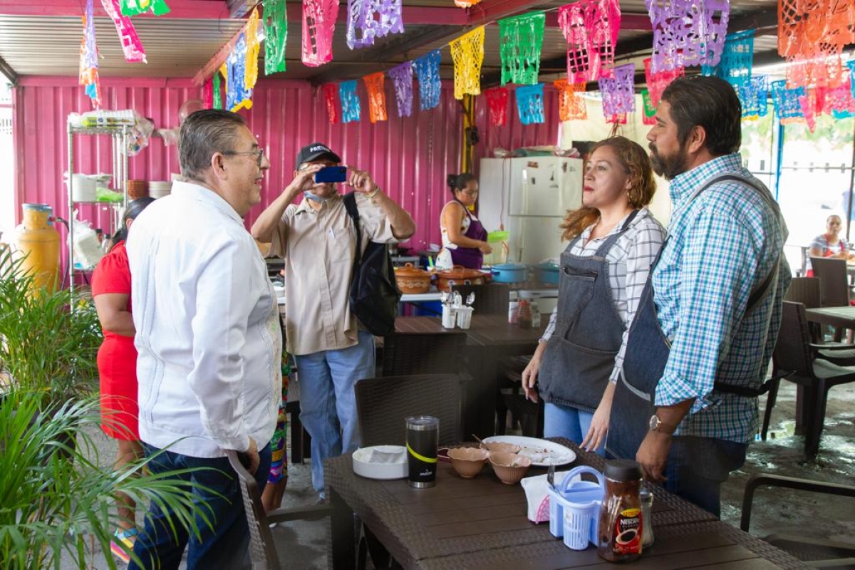 Recorre Víctor Mercado instalaciones del mercado 'Lázaro Cárdenas' para supervisar avances de rehabilitación y atender peticiones de los comerciantes