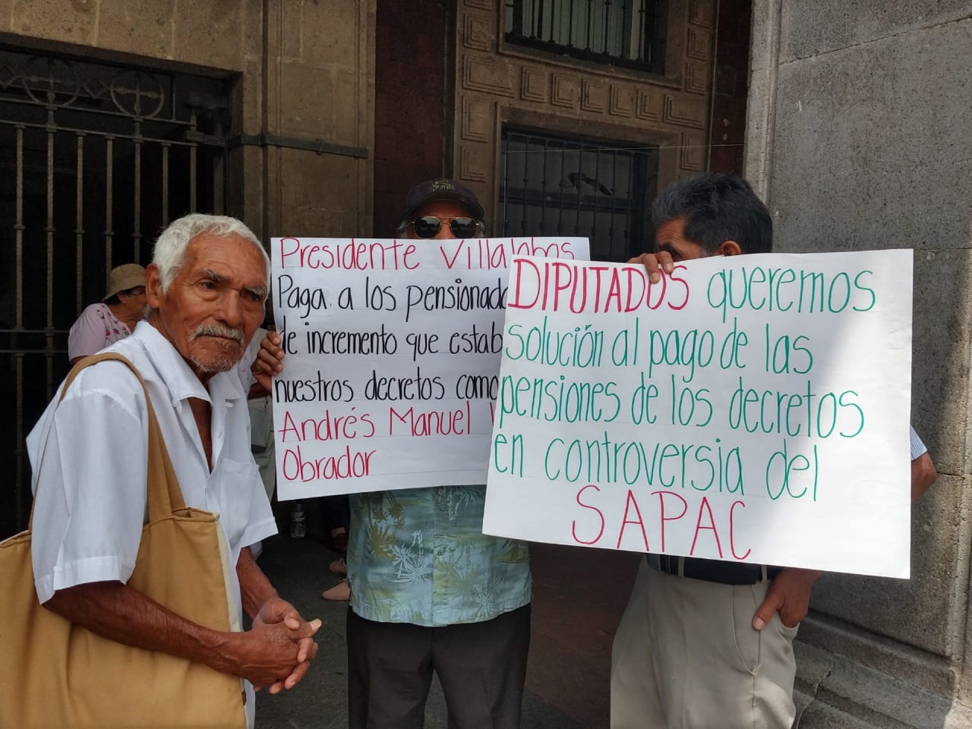 Protestan jubilados del SAPAC; insisten en el pago de sus pensiones