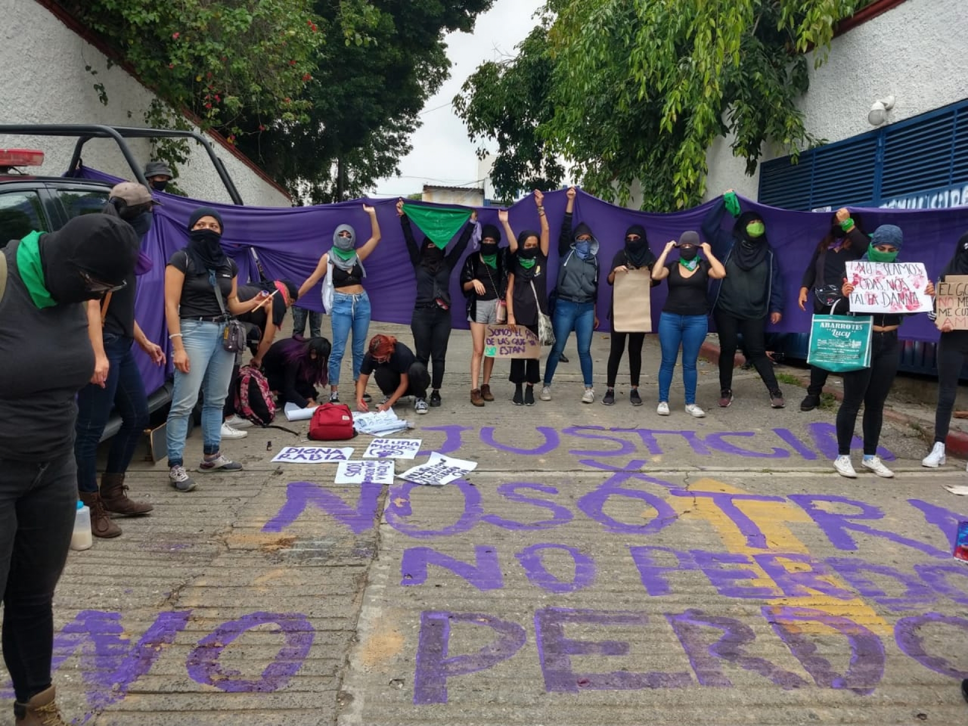 Protestan integrantes de organizaciones civiles feministas ante FGE