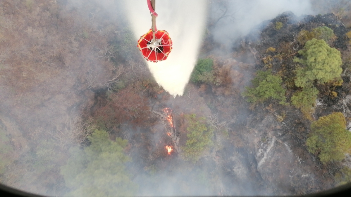 Aeronave de Sedena realizó 10 descargas de agua en puntos de calor activos en Amatlán: EEMI