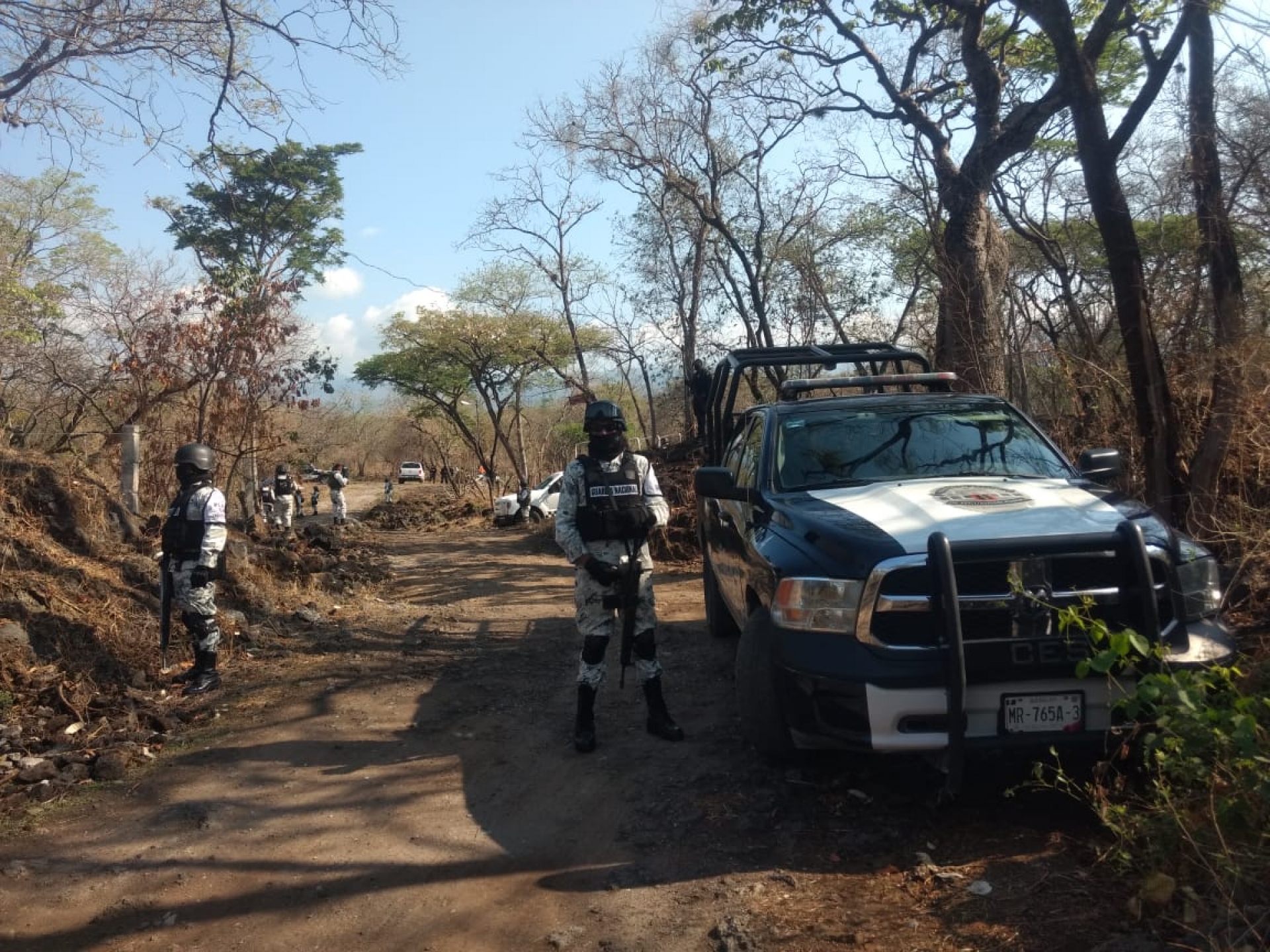 Hallan los cuerpos sin vida de un hombre y una mujer en un paraje, en Tepoztlán