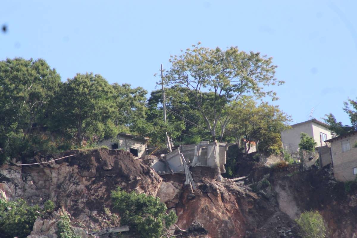 Colapsa vivienda al desprenderse parte de un cerro