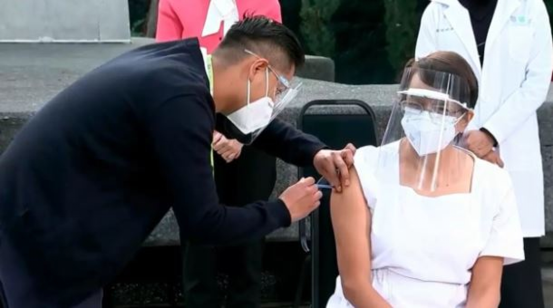 Primera vacuna contra COVID en México, es aplicada a María Irene Ramírez, jefa de enfermería