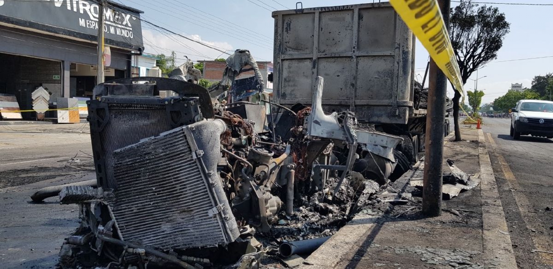 Desmienten que chofer de tráiler que se incendió viajaba con su familia