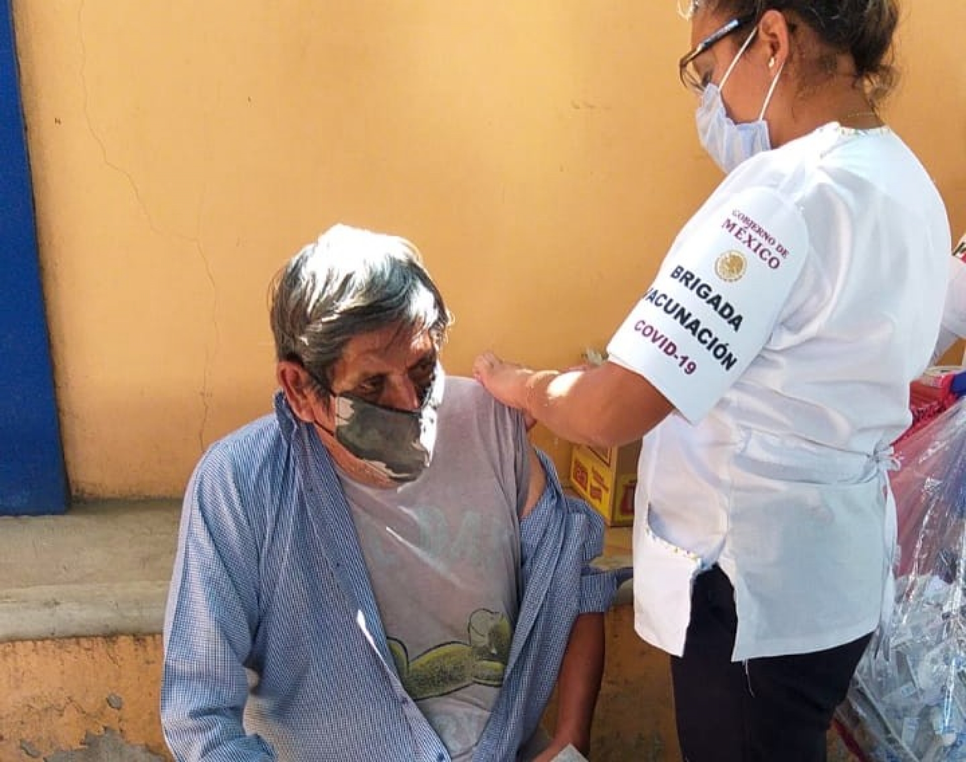 Brigada de vacunación del ISSSTE atiende a adultos mayores en Puente de Ixtla