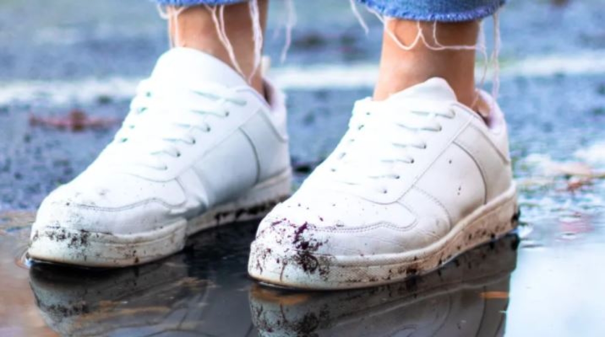 Cómo blanquear la suela percudida de tus tenis con agua oxigenada
