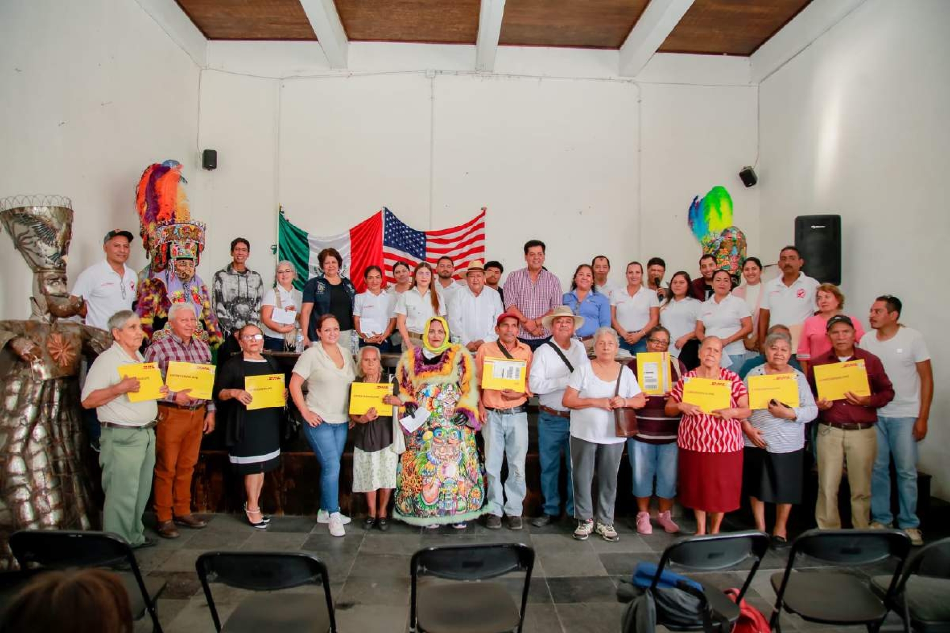 Reciben adultos mayores de Yautepec visas y pasaportes
