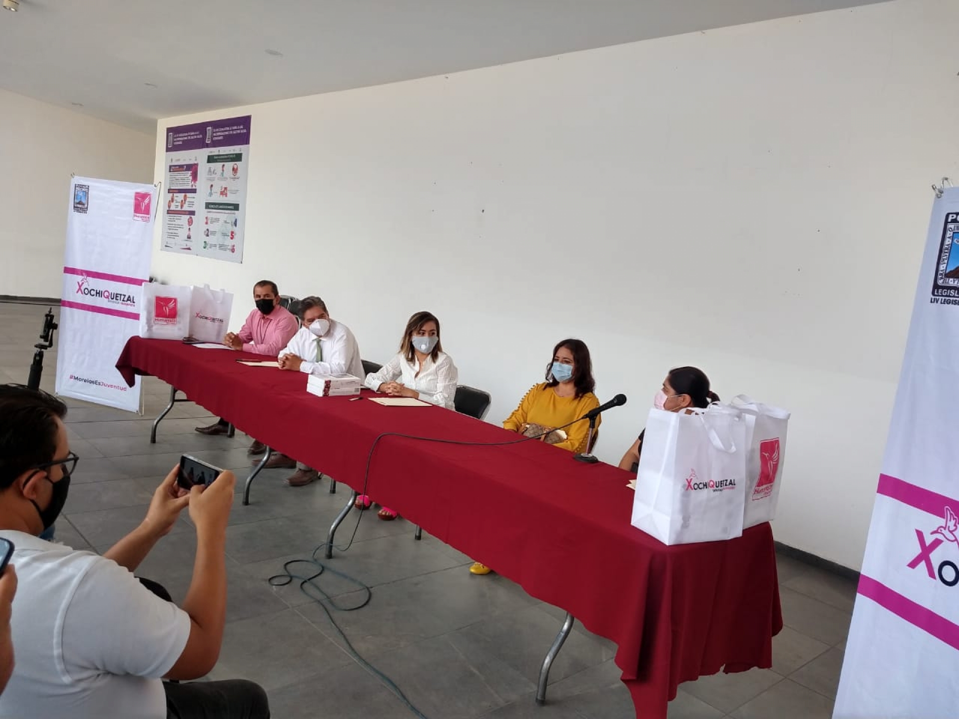 Dona diputada 20 tabletas digitales a hospitales para comunicación de pacientes covid-19