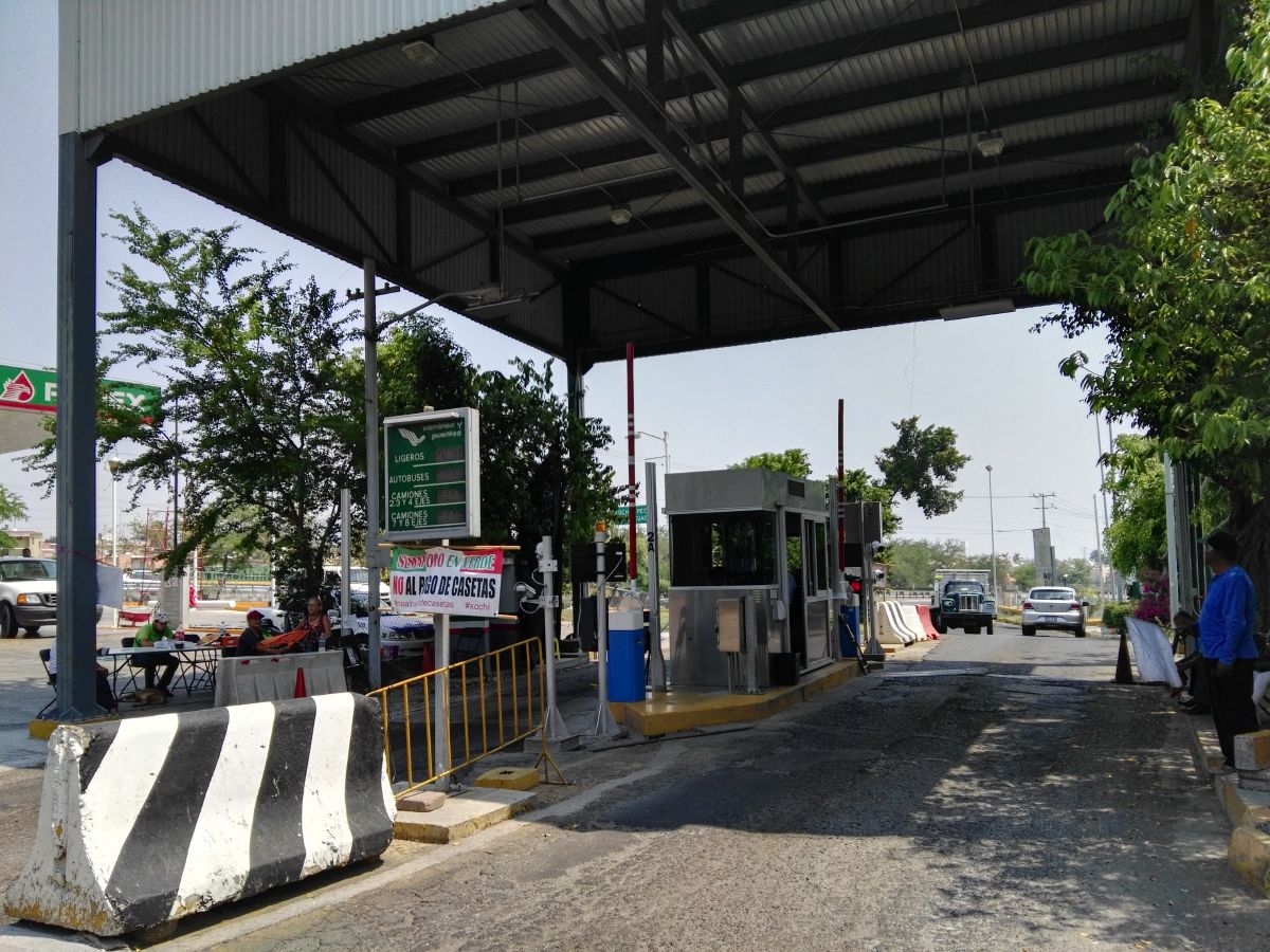 Se reúnen manifestantes de la caseta de Xochitepec con delegado de la Segob