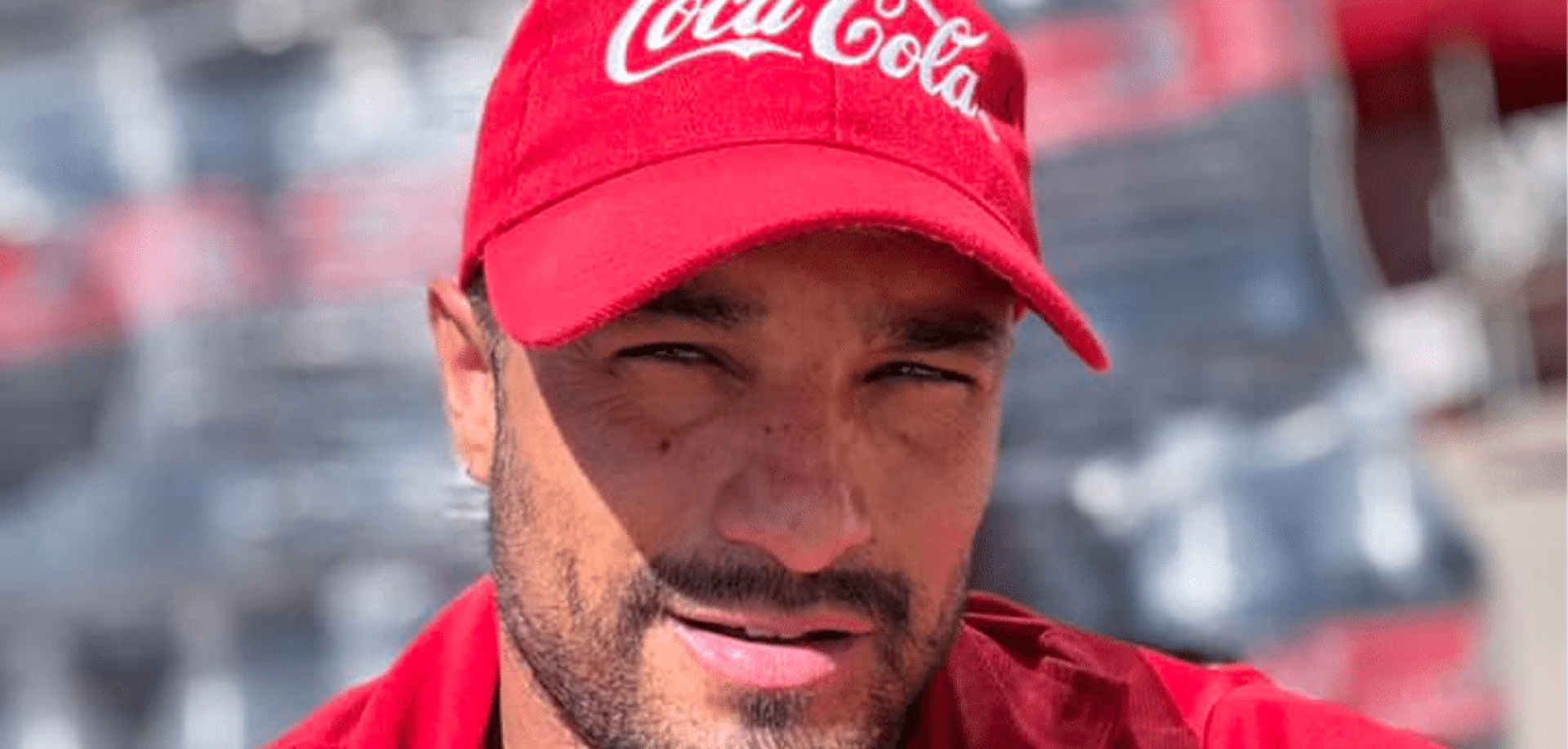 Repartidor de Coca-Cola en San Luis Potosí se Vuelve Viral por su Atractivo Físico