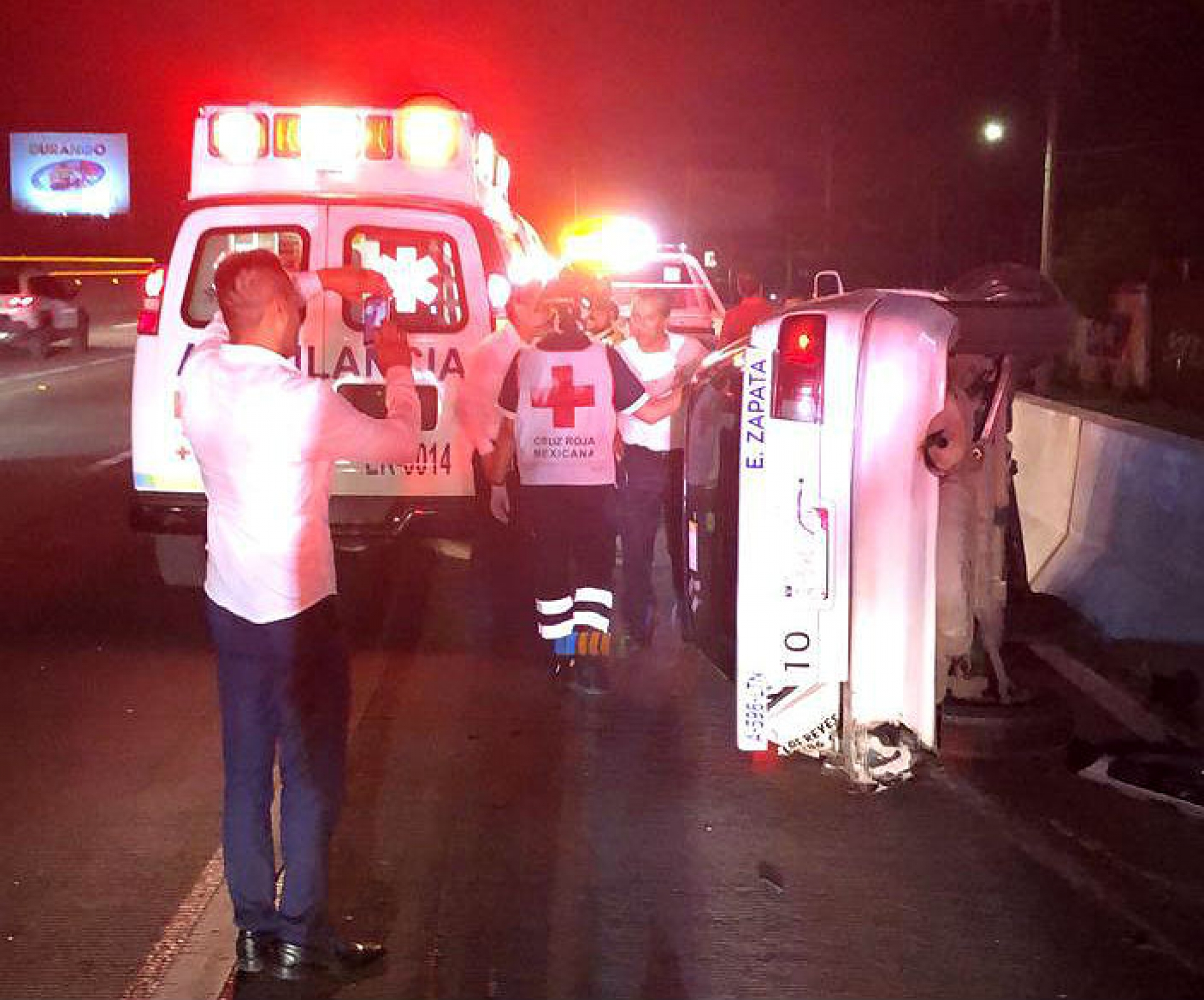 Taxista resulta ileso tras volcar su vehículo en el paso exprés