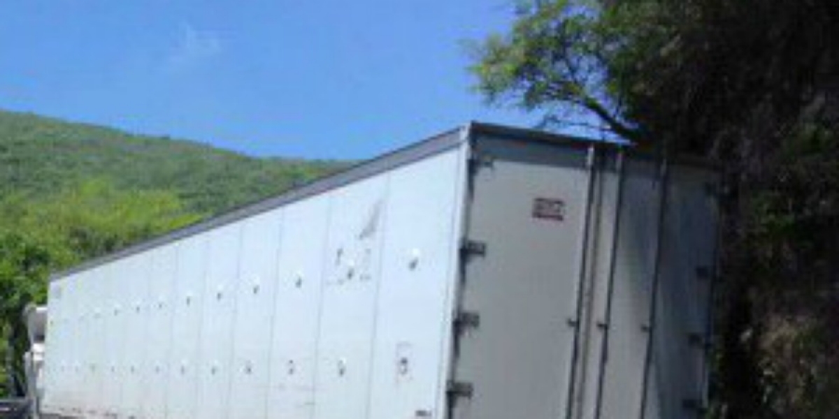 Bloquea tráiler circulación en la carretera Cuautla-Cuernavaca, en el Cañón de Lobos