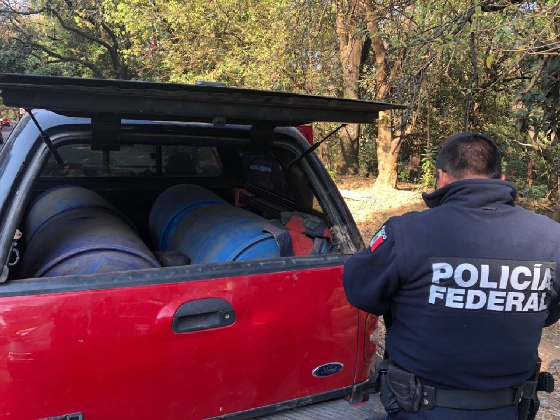 Arrestan a un hombre en posesión de gasolina robada