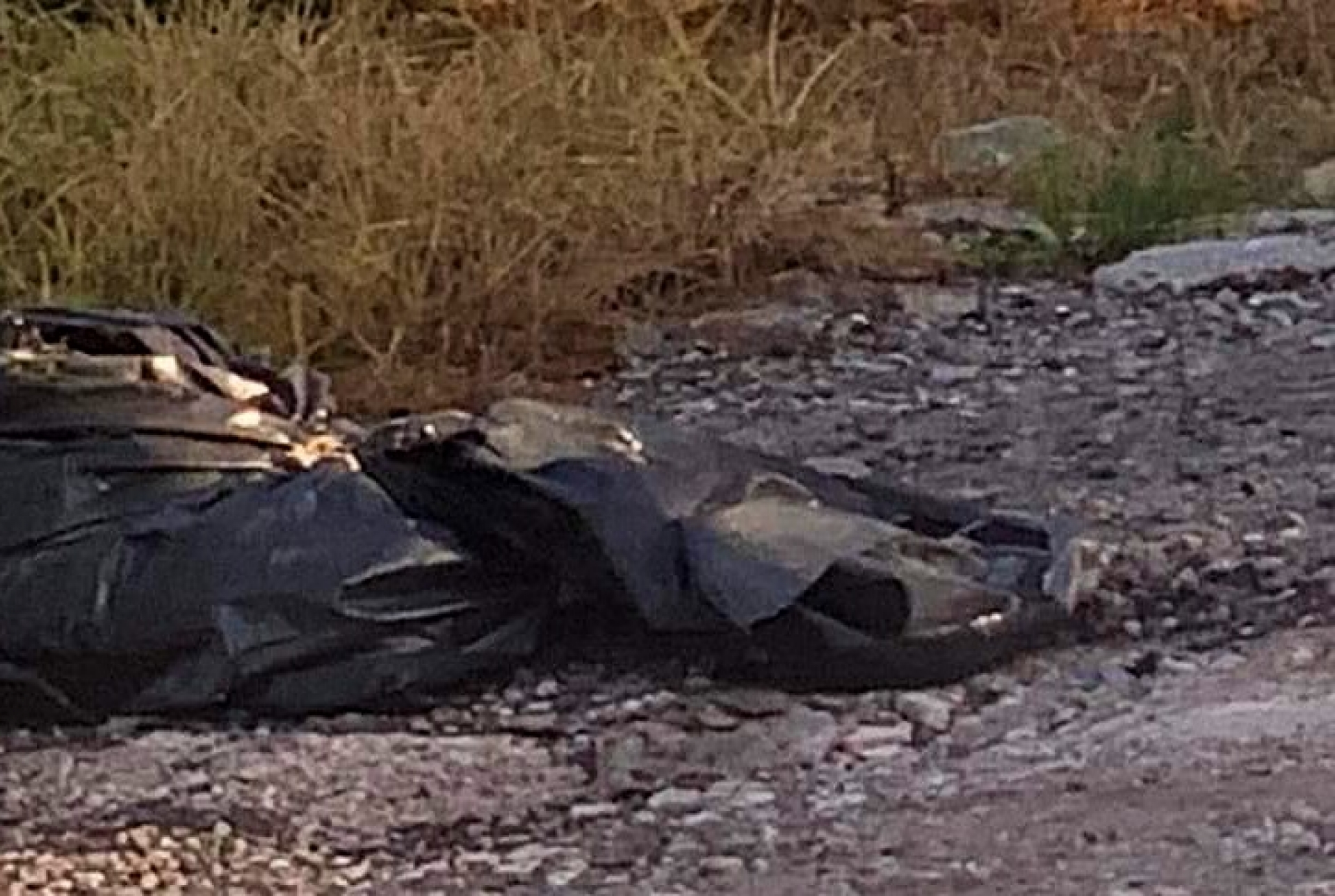Hallan restos humanos embolsados en Puente de Ixtla