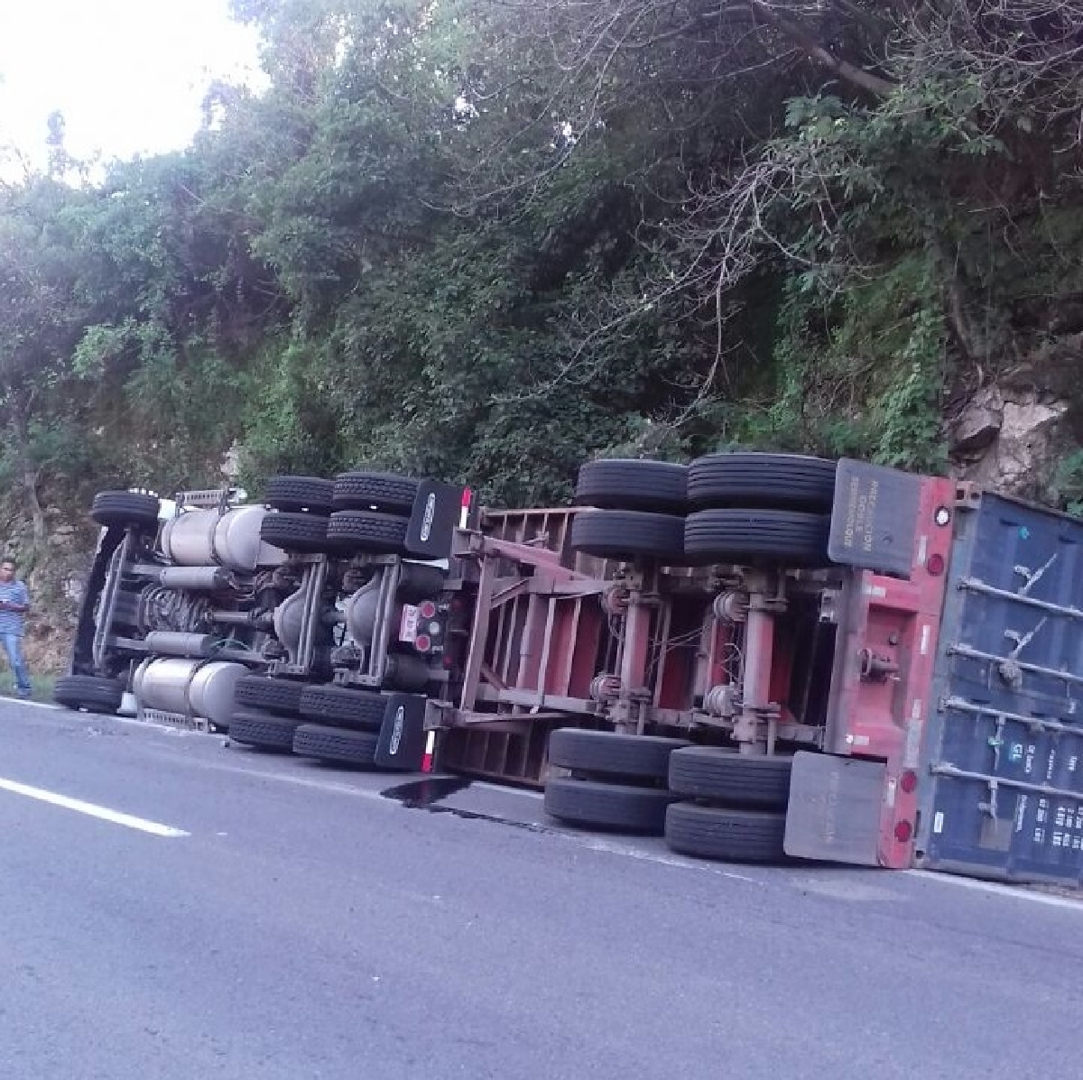 Vuelca tráiler en el “Cañón de Lobos”; hubo dos heridos