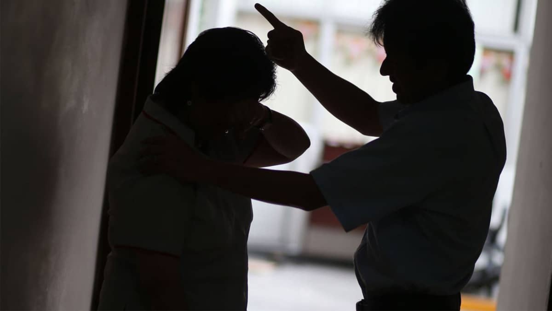 Fue vinculado por golpear a sus hijas y a su esposa