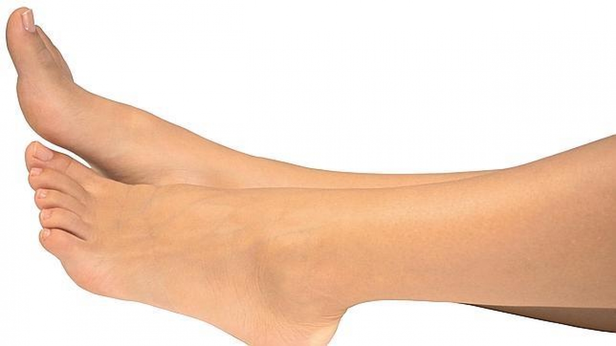 ¿Por qué se hinchan los pies?