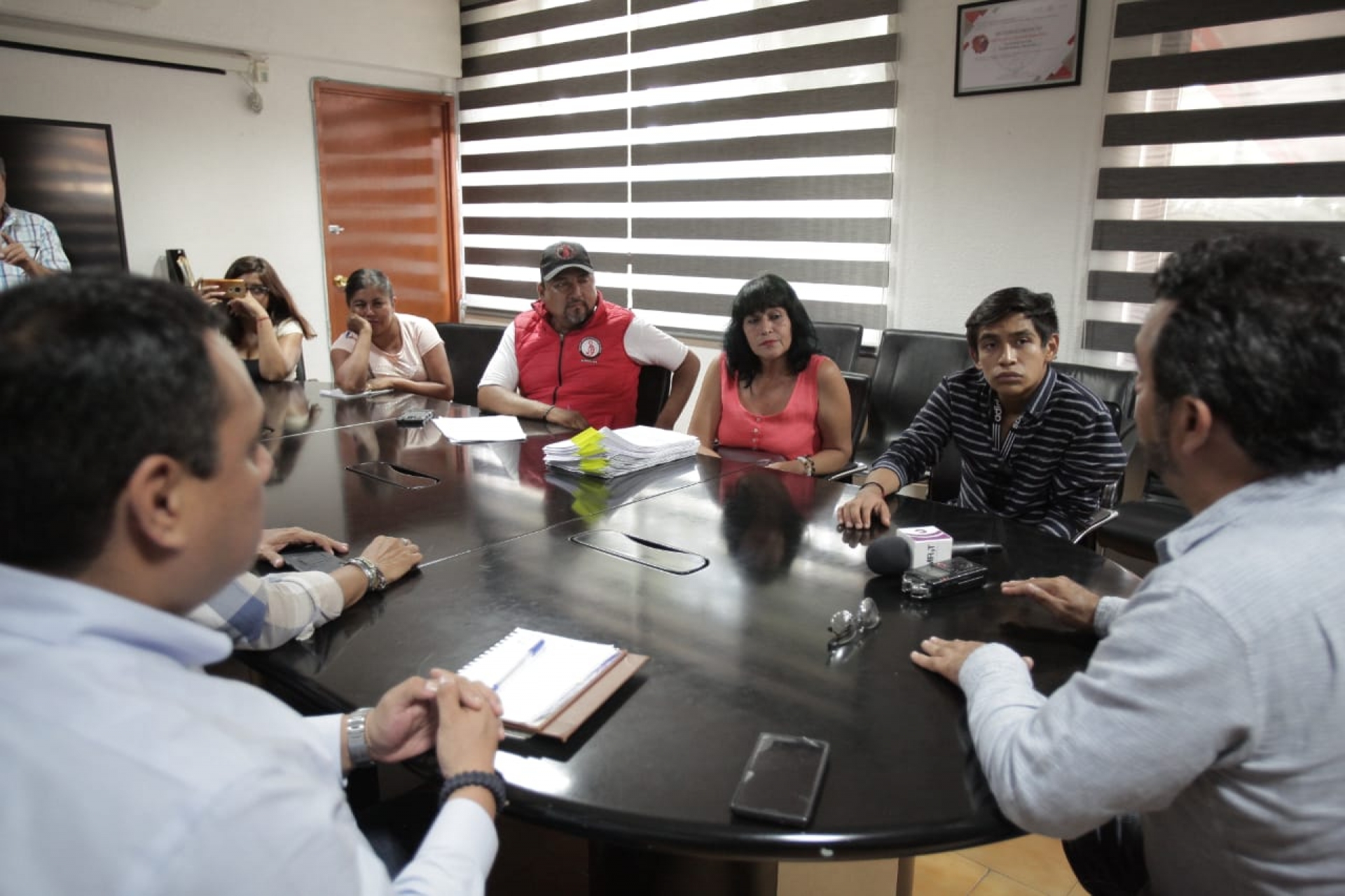 Dialogan autoridades del ayuntamiento capitalino con comerciantes semifijos