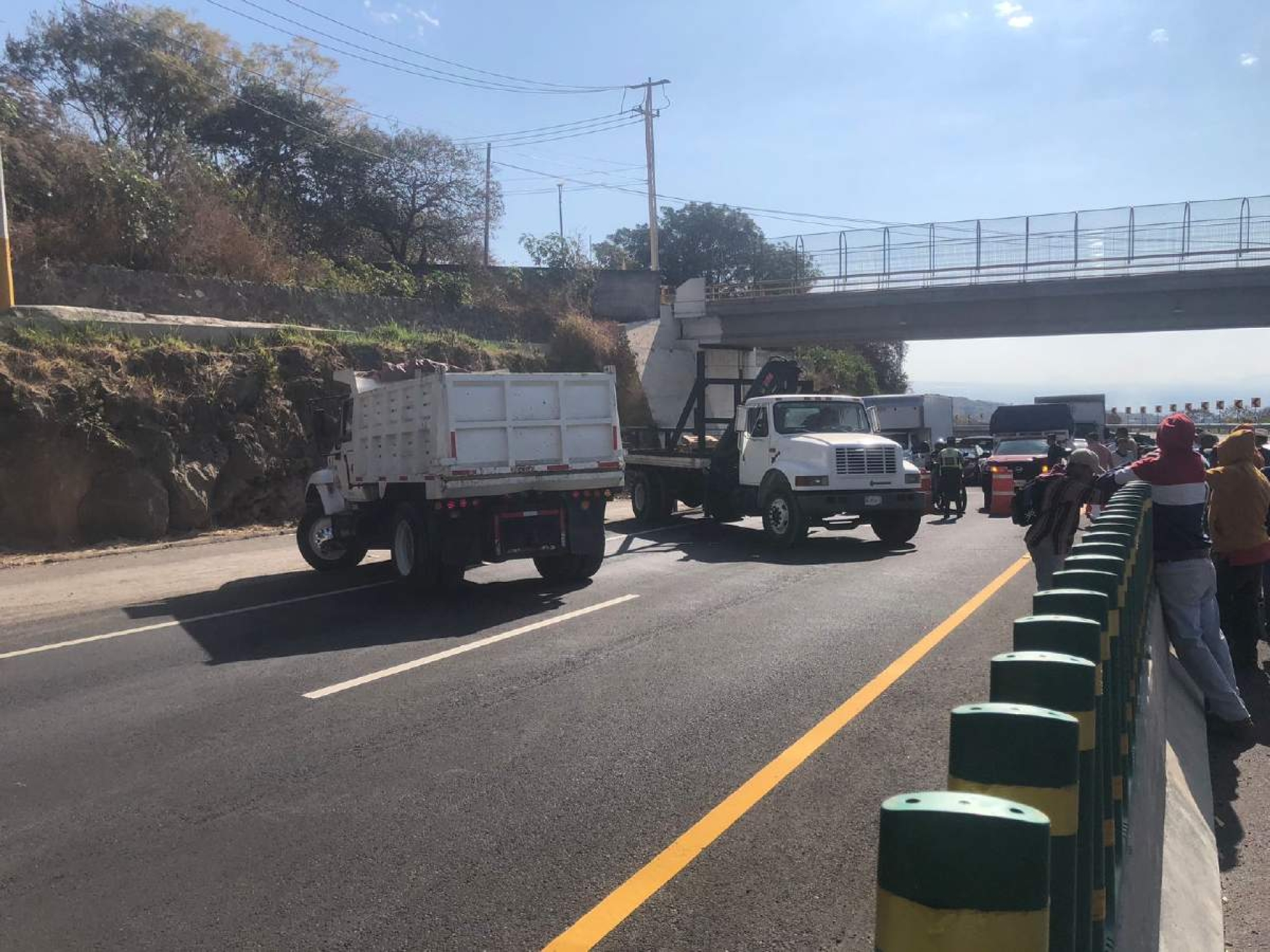 Caos vial por bloqueo de la autopista La Pera-Cuautla